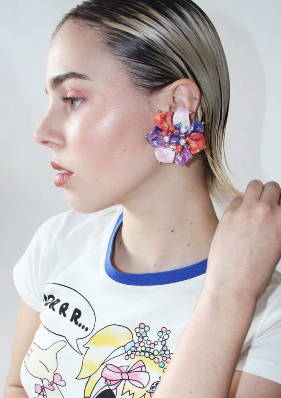 Vintage flower stud earrings, by live-to-express. Online vintage earrings shop.
