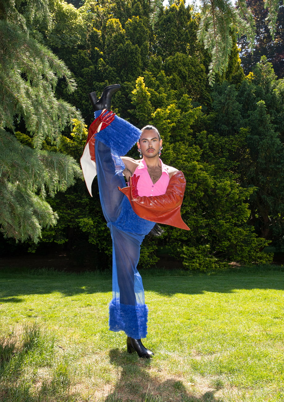 LIVE-TO-EXPRESS René Aguilera - Ballroom performer posing in park