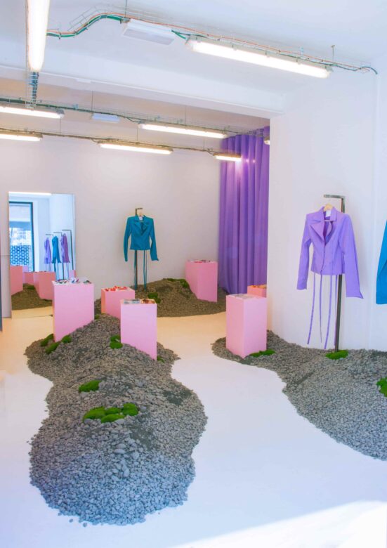 LIVE-TO-EXPRESS Pop-up store interior.