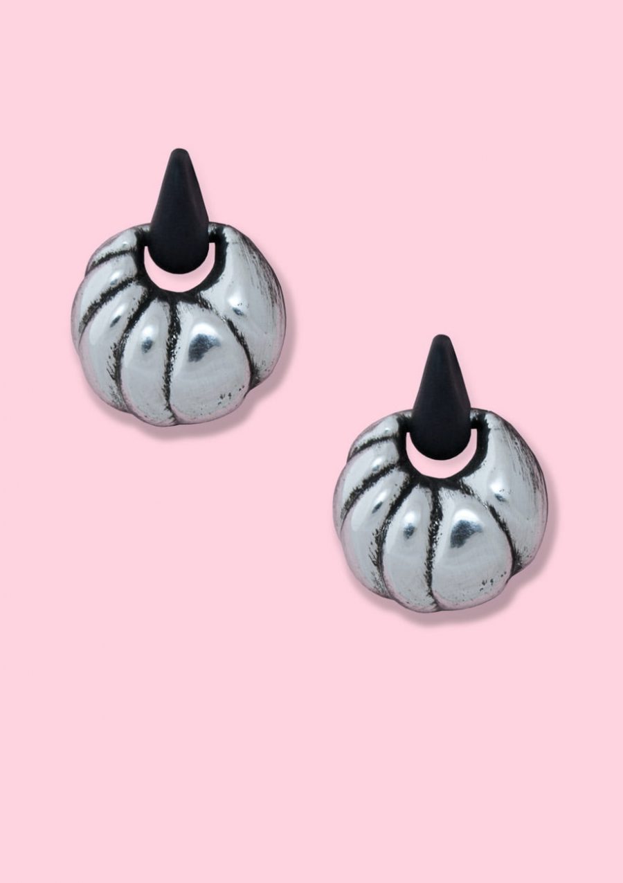 Vintage silver round abstract drop earrings with push-back closing, by live-to-express. Shop 70’s vintage abstract earrings online.