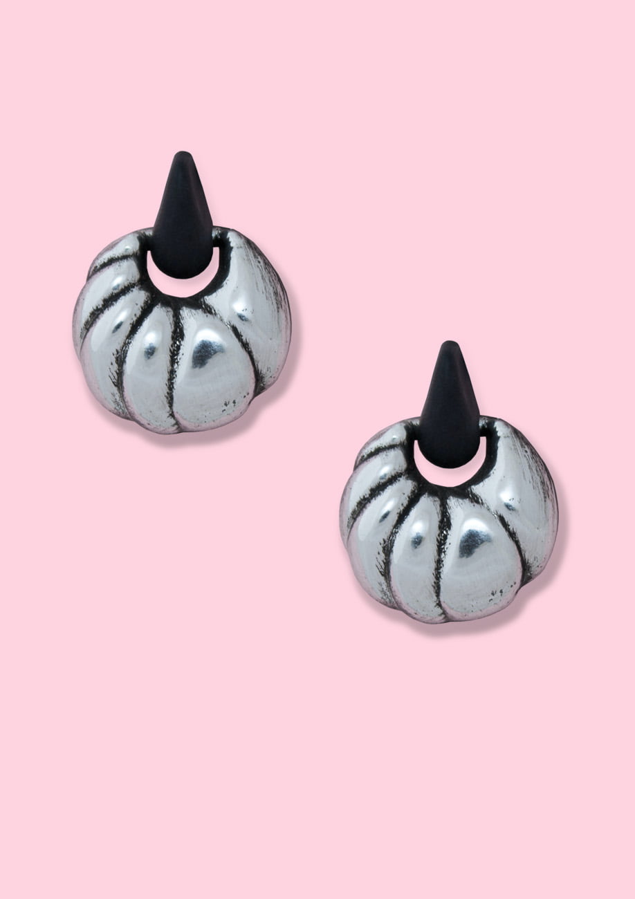 Vintage silver round abstract drop earrings with push-back closing, by live-to-express. Shop 70’s vintage abstract earrings online.