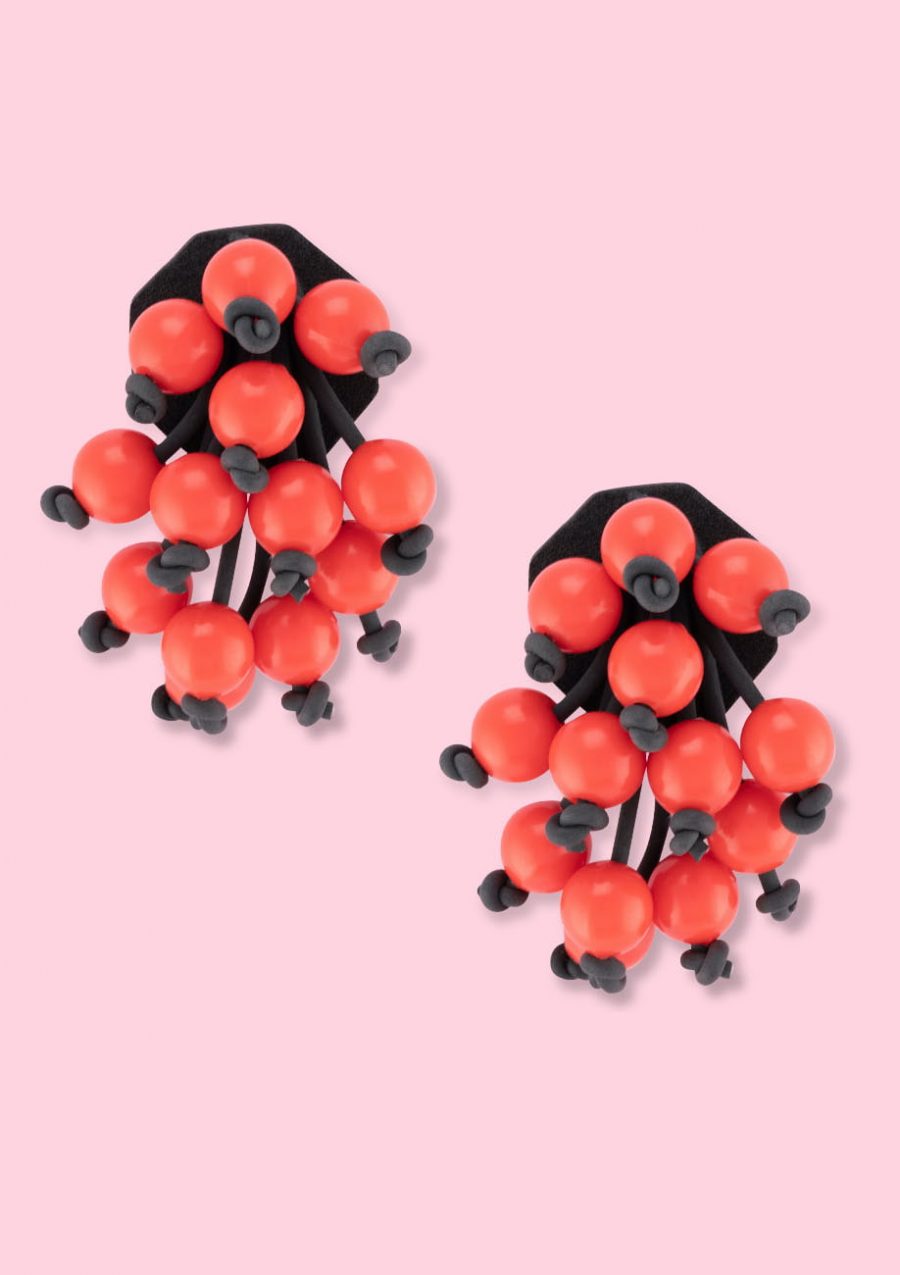 Extravagant vintage stud earrings with clip-on closing, by live-to-express. Shop vintage earrings online.