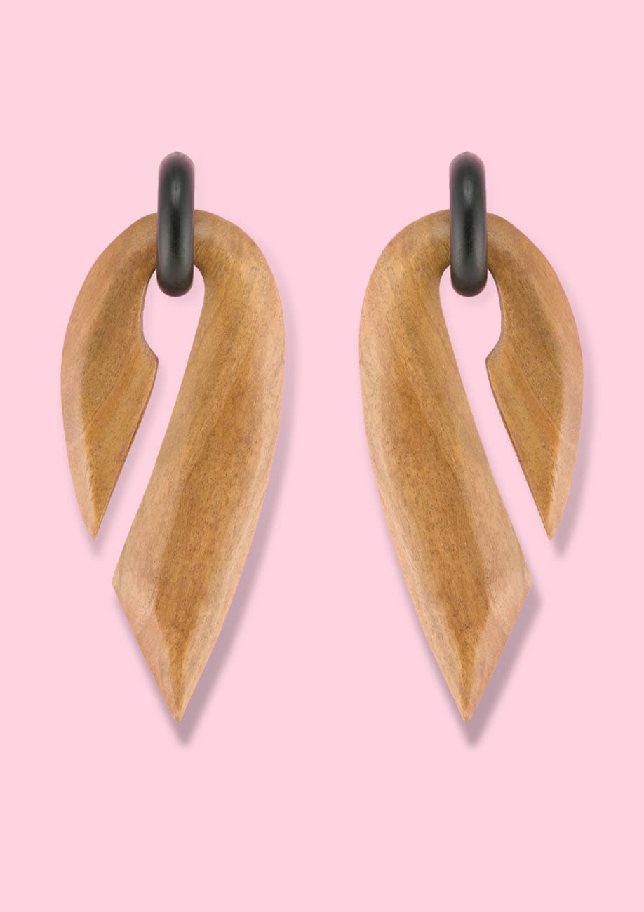 Brown retro wooden 70's drop earrings, by live-to-express. Online vintage earrings shop.