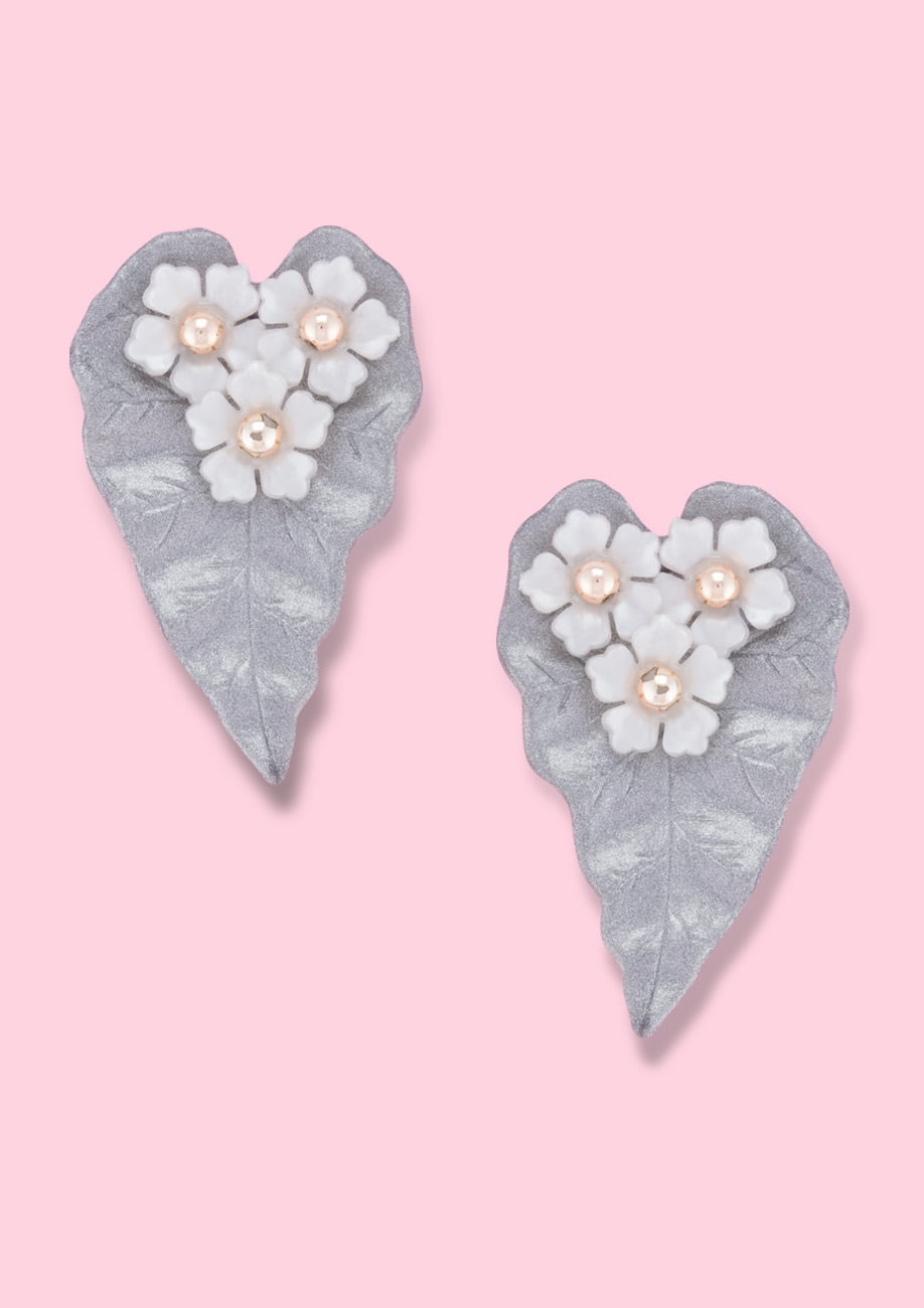 Unique leaf design stud earrings with clip-on closing, by live-to-express. Shop 80’s vintage design earrings online.