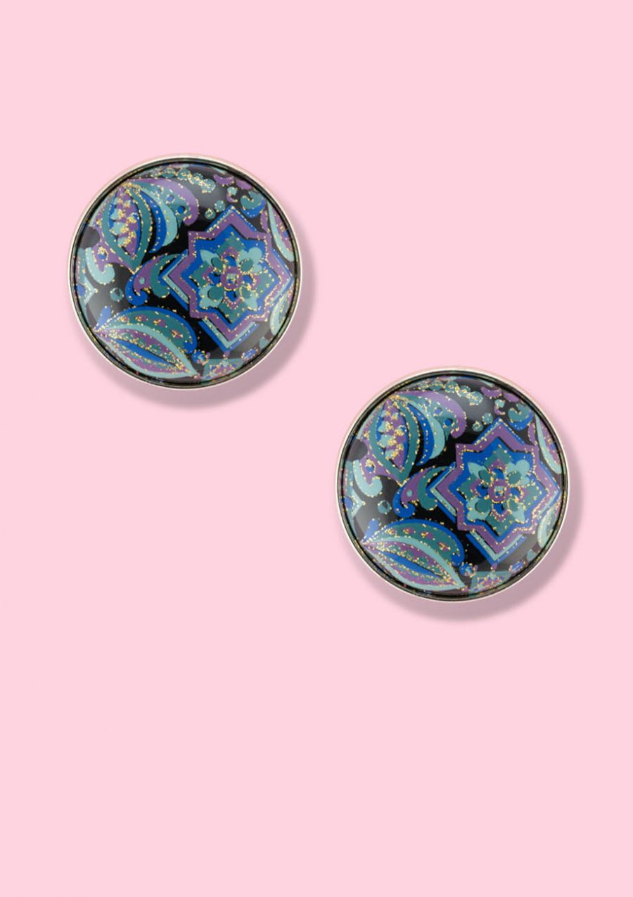 Blue glitter stud earrings with clip-on closing, by live to express. Shop vintage fashion earrings online.