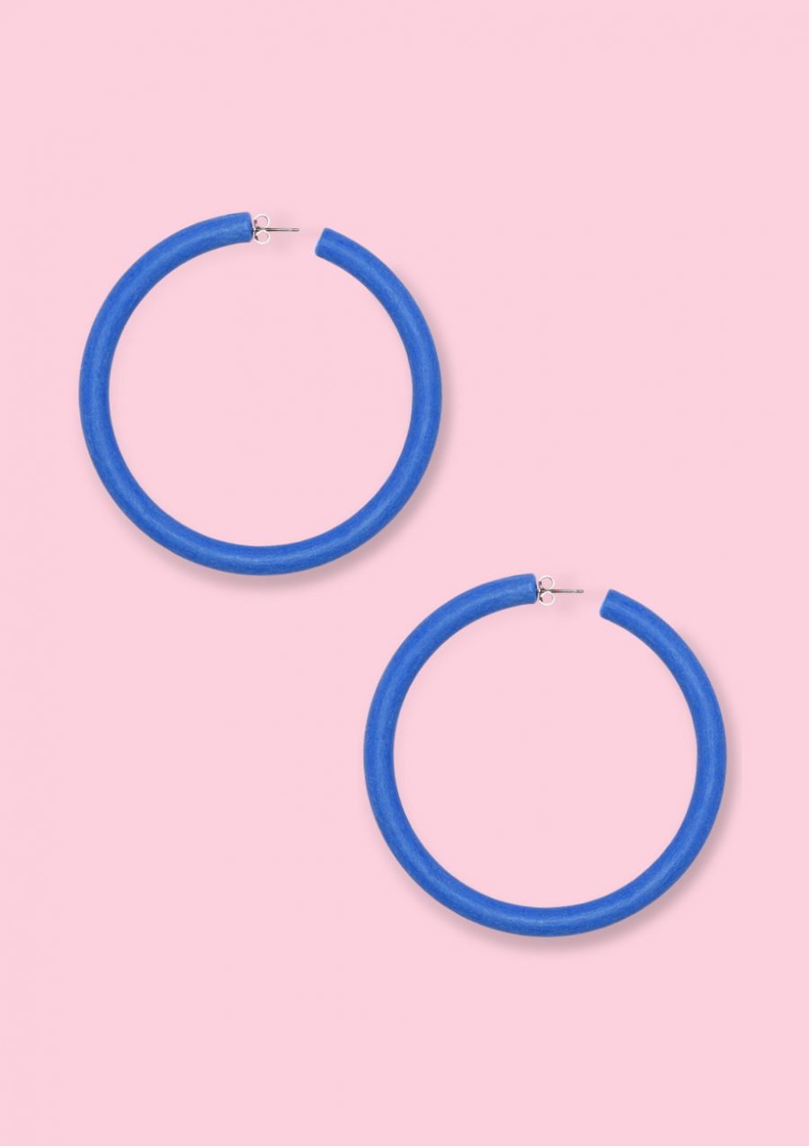Blue statement hoops by live-to-express. Shop sustainable vintage hoop earrings online.