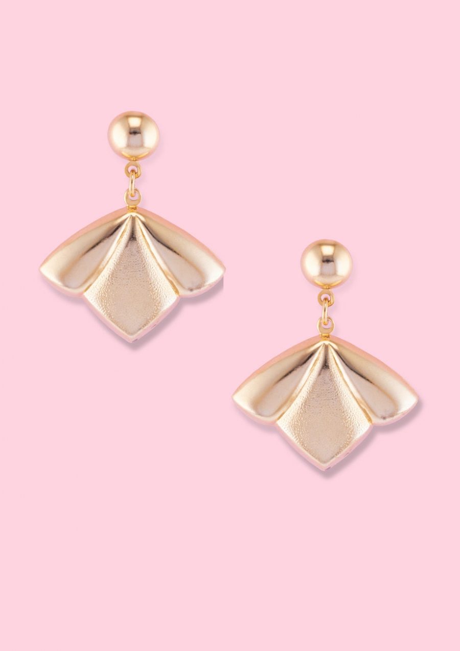 Vintage golden lelie drop earrings with push-back closing, by live-to-express. Shop 90’s vintage golden earrings online.