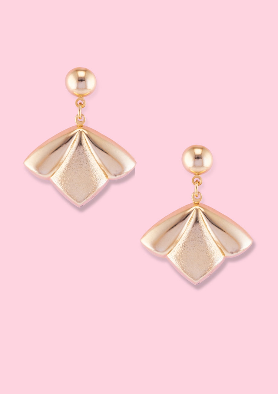 Vintage golden lelie drop earrings with push-back closing, by live-to-express. Shop 90’s vintage golden earrings online.
