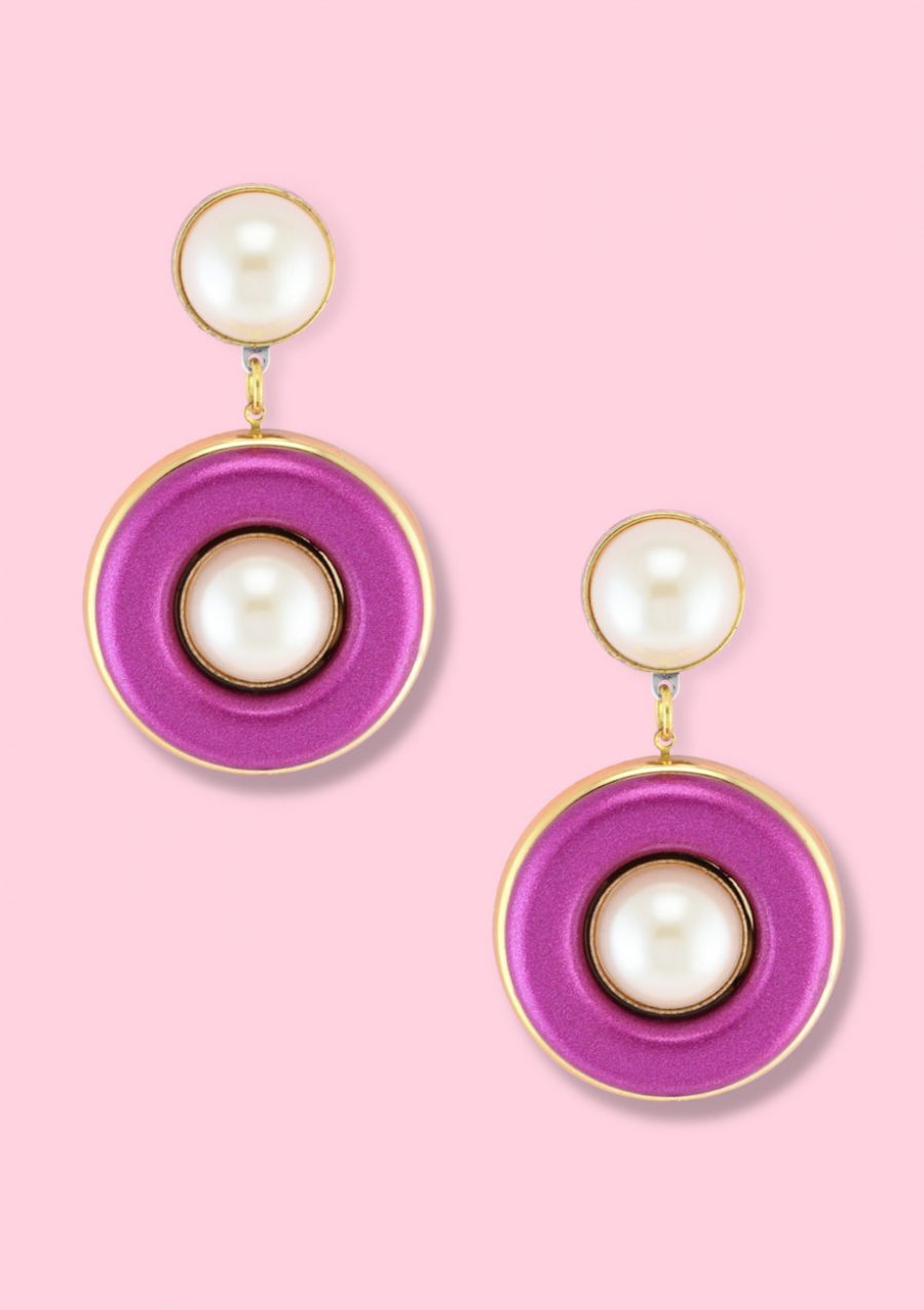 Pink glitter and pearl earrings by live-to-express. Shop 80’s vintage clip-on earrings online.