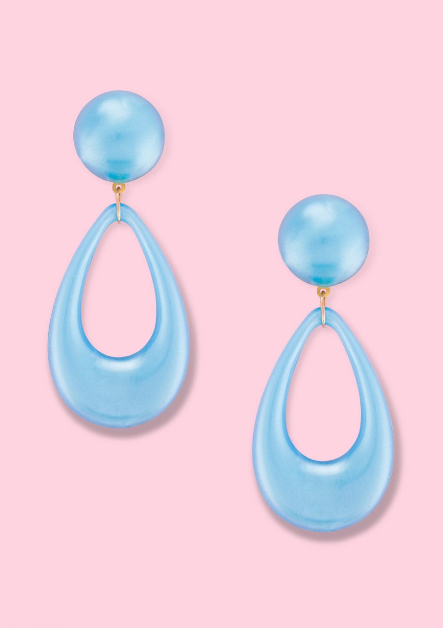 Blue pearl teardrop dangle earrings with clip-on closing, by live-to-express. Shop 70’s vintage design earrings online.
