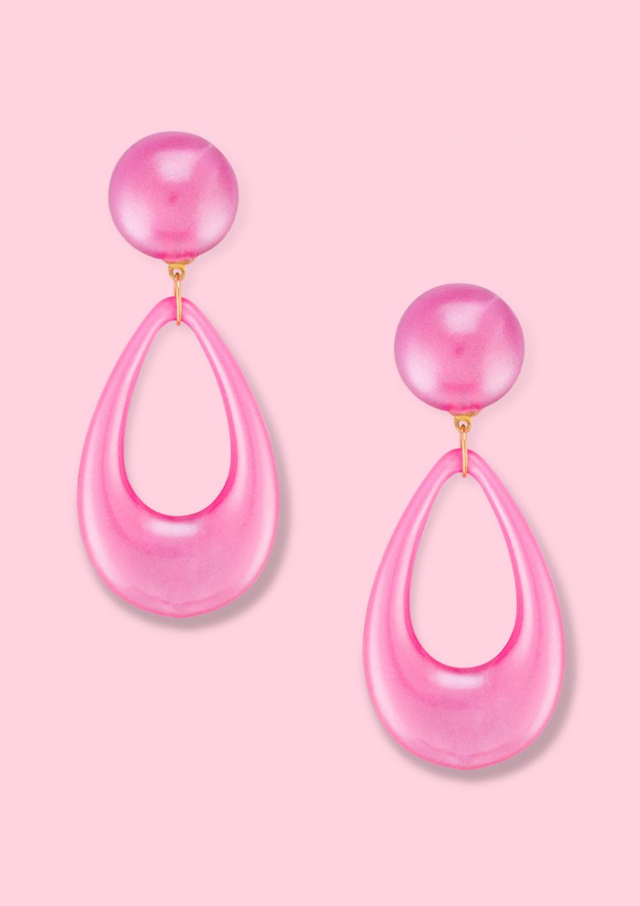 Pink pearl teardrop dangle earrings with clip-on closing, by live-to-express. Shop 70’s vintage design earrings online.