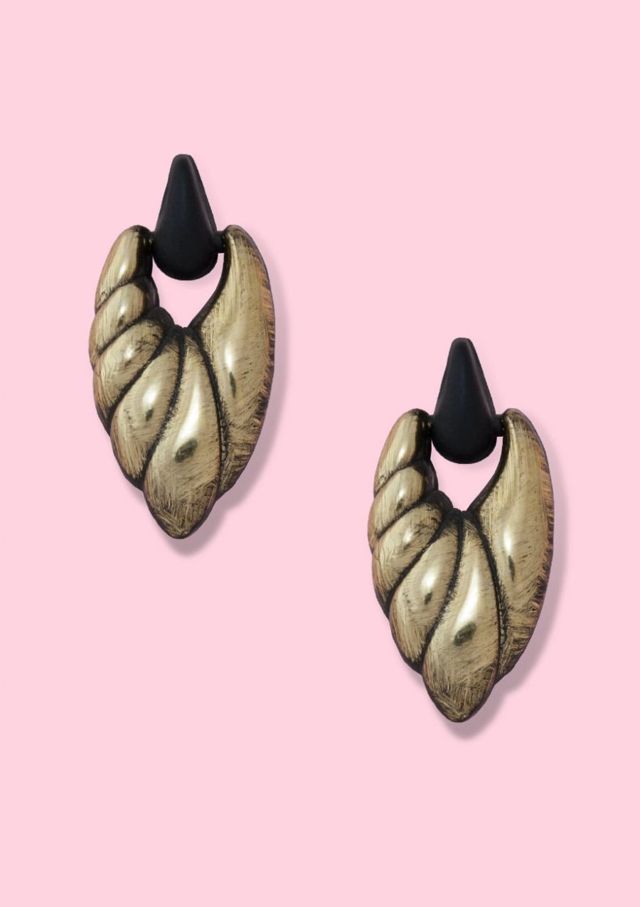 Vintage golden abstract drop earrings with push-back closing, by live-to-express. Shop 70’s vintage design earrings online.