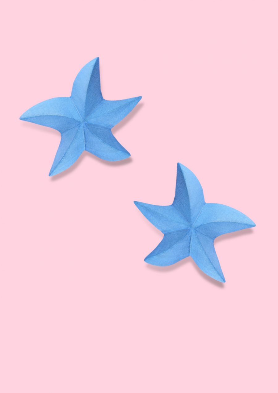 Blue wooden star stud earrings with clip-on closing, by live-to-express. Shop 70’s vintage design earrings online.