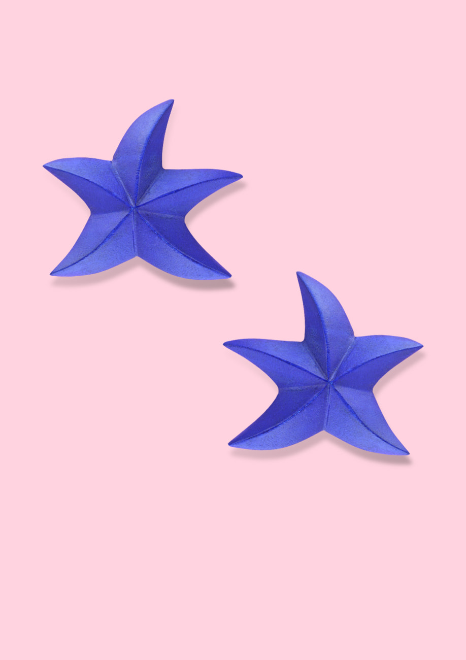 Cobalt blue wooden star stud earrings with clip-on closing, by live-to-express. Shop 70’s vintage design earrings online.