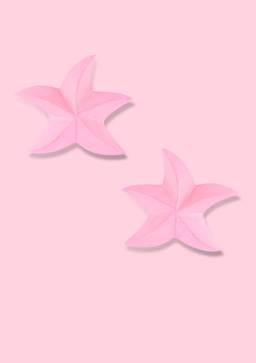 Pink wooden star stud earrings with clip-on closing, by live-to-express. Shop 70’s vintage design earrings online.