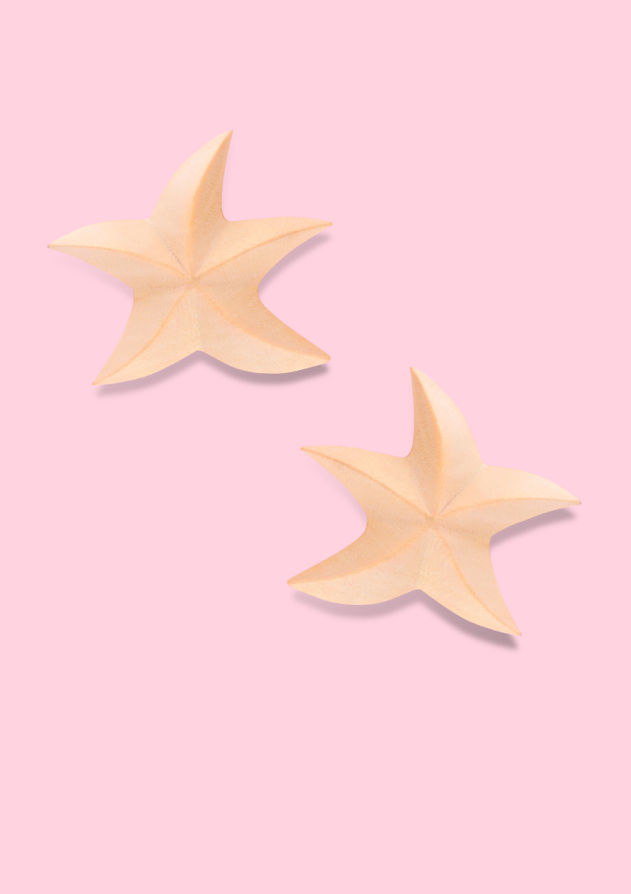Yellow wooden star stud earrings with clip-on closing, by live-to-express. Shop 70’s vintage design earrings online.