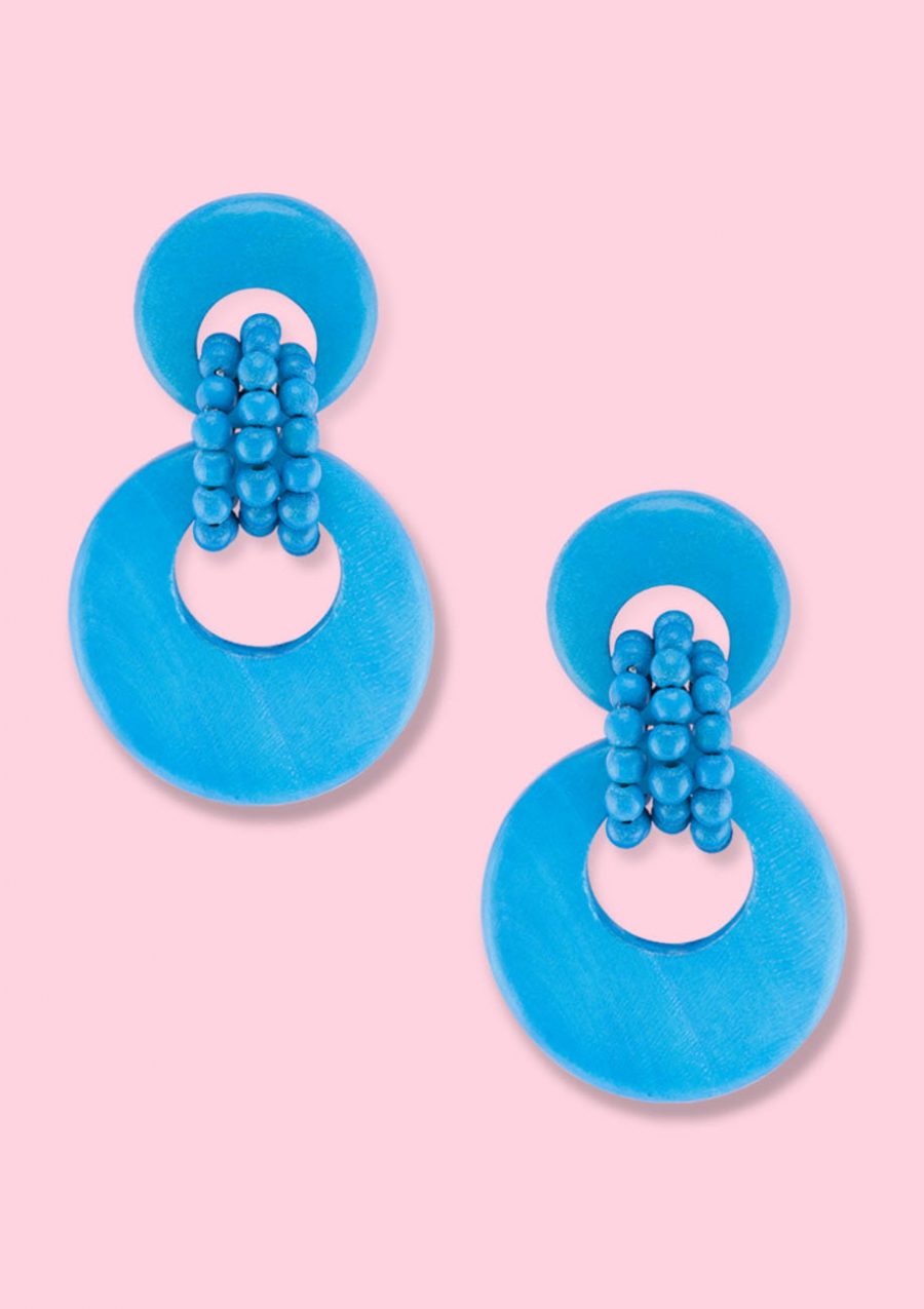 Blue wooden vintage earrings by live-to-express. Shop 70's vintage sustainable earrings online.
